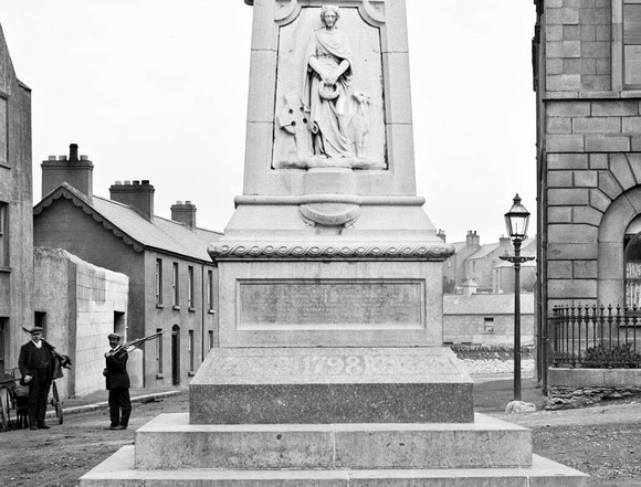 Billy Byrne Monument, featuring a 1798 pike man on top
