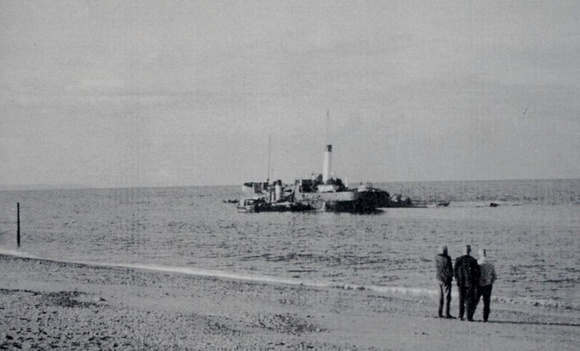 Gus-Gorman-Willie-Redmond-and-Liam-Byrne-watch-the-harbours-floating-Kish-base-being-retrieved-from-the-South-Beach.-Source-Derek-Paine-1024x619 (800x484)