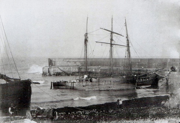 Harbour-Shipwreck-October-1910-Source-Derek-Paine (800x549)
