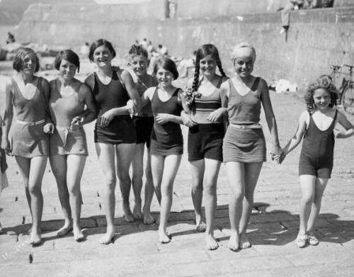 Greystones-Teenagers-Harbour-1935-it-says-but-we-reckon-later