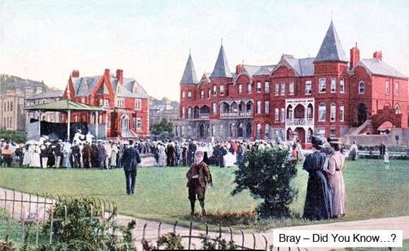 Bray-Postcard-c-1914-with-The-White-Coons-entertainnig-the-crowd-Source-Bray-Did-You-Know-624x384-624x384