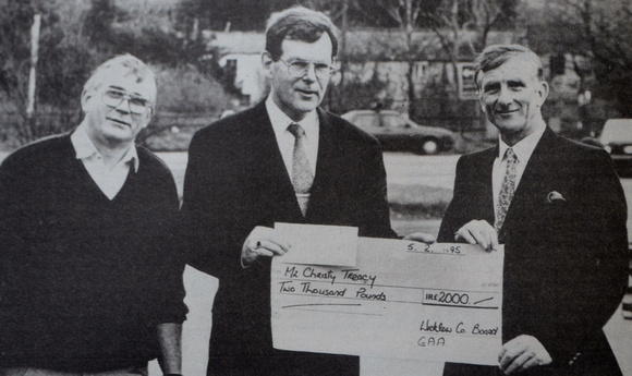 Pat Lawless (centre) presents Christy Treacy with his Lotto cheque, with ticket seller Paddy O'Brien 1995 Bray People