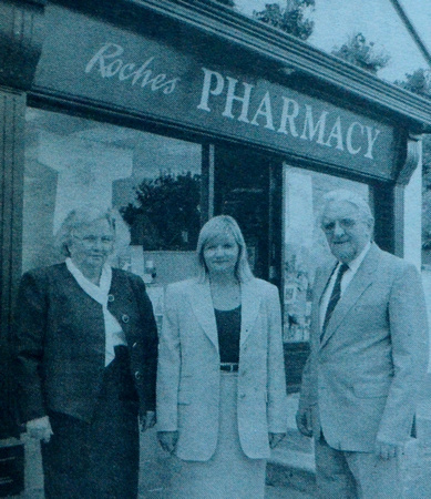 Paddy, Fiona & Charlie get ready to deal some drugs 1995 Bray People July to December