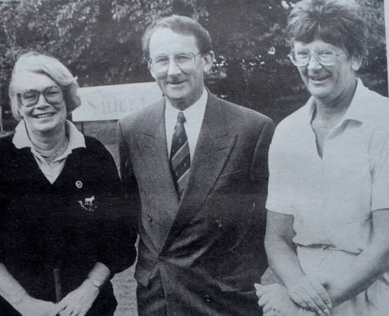 Miriam McKeever & Siobhan Manning with ICA-Siucra Golf Championship manager Arthur Hogan 1995 Bray People