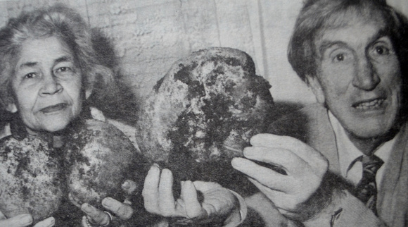 Phyllis & Derry Kelleher show off their homegrown super spuds 1995 Bray People