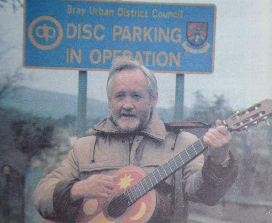 Bray busker sings against the new Disc Parking 1997 Bray People