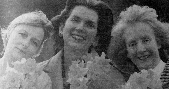 Daffodil Day dames Irene Gaffney, Kathleen Kelleher & Kay McGrath 1997 Bray People