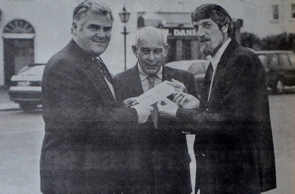 Guinness money man PJ McAllister delivers the moolah to festival heavies Peter Donnelly & Graham Coggin 1997 Bray People