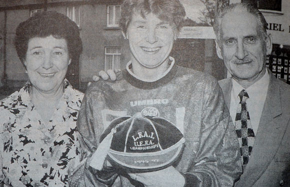 Republic Of Ireland goalkeeper Sue Hayden, with her parents, Anne & Bryan 1997 Bray People
