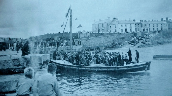 Wicklow-Lifeboat-pays-Greystones-a-visit-for-Flag-Day-1936-800x445