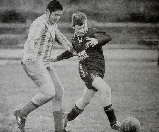 St Anthony's Greg Moran gets away from Rathnew's Joe Doyle 1999 Bray People