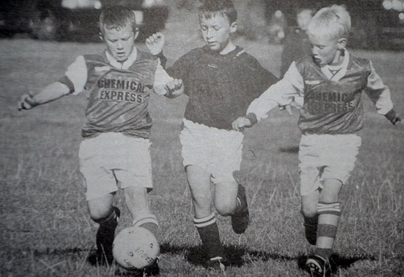 Newtown's Francis Coyne fends off Niall Manning & Aaron Earls 1998 Bray People (800x551)