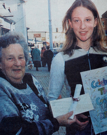 Credit Union art winner Kim Jacob gets her £5m cheque from Beatrice Gunning 1999 Bray People