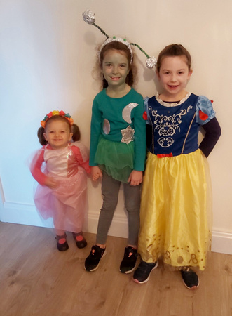 Mia, Faye & Paige Taggart Halloween Hamper Comp Sweet Boutique 27OCT20 Julie Taggart