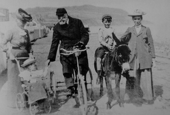 Shackleton-family-North-Beach-1912.-Source-Derek-Paine-800x544