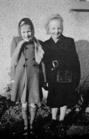 Margaret-Quinn-and-Eileen-Hayden-at-Castle-Villas-1950s-Source-Derek-Paine-661x1024
