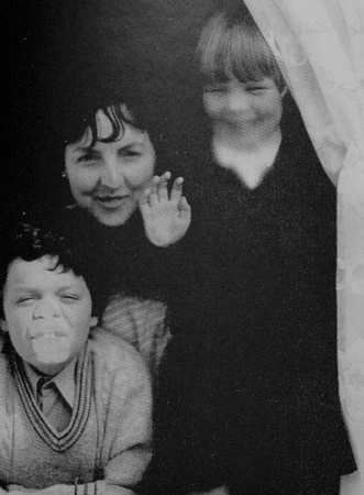 Robert-Clarke-with-Ann-and-Marie-Clarke-Killincarrig-1982-Source-Derek-Paine-754x1024