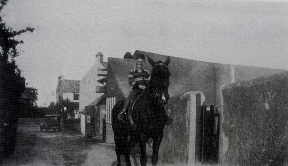 Tommy-Walker-exercises-his-horse-on-Hillside-Road.-Source-Derek-Paine-1024x593