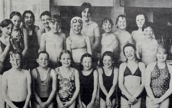 Young swimmers at Bray Pres Pool 1984 (800x502)
