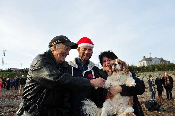 At-the-Christmas-Day-Swim-in-Greystones-2014-16-640x425