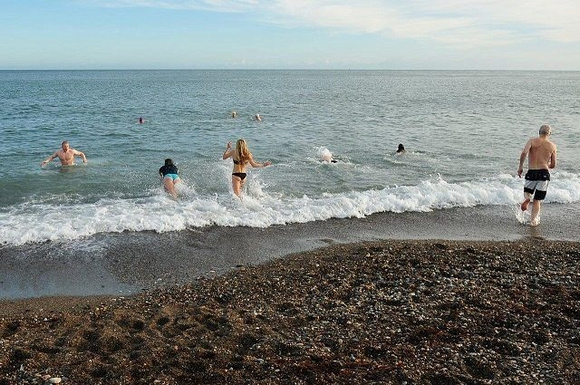 At-the-Christmas-Day-Swim-in-Greystones-2014-10-640x425